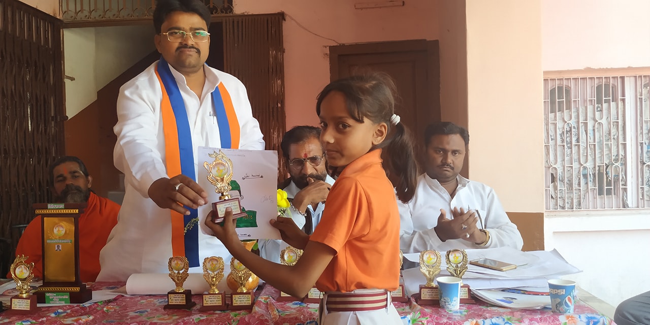 You are currently viewing स्वयंसेवी संस्था युवा बहुजन सेवा समिति के राष्ट्रीय अध्यक्ष आनन्द पटेल दयालु की अध्यक्षता में स्कूल चलो अभियान की शुरुआत करते हुए
