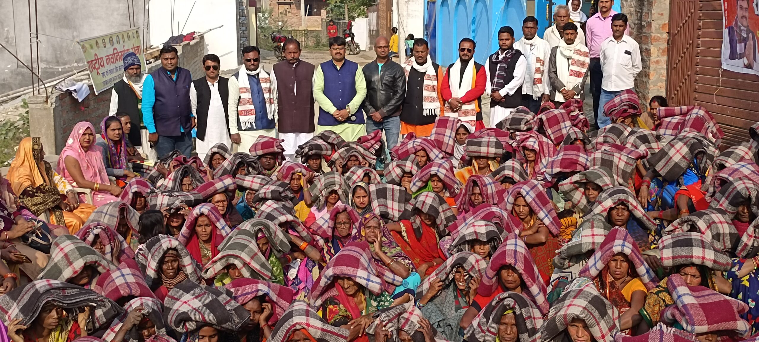 Read more about the article ठंड में हर वर्ष जरूरतमंदों को बचाने के लिए 2000  लोगों को शाल व कंबल सप्रेम भेंट किया जाता है उन्हें राष्ट्रीय नवनिर्माण सेना का पदाधिकारी बना कर दिया जाता है जिससे उन्हें हीन भावना ना लगे उन्हें लगे कि हमें खैरात में नहीं सम्मानित किया गया है